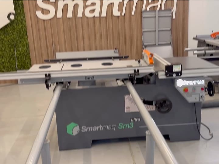Esquadrejadeira Smartmaq Sm3 Ultra no showroom da fábrica