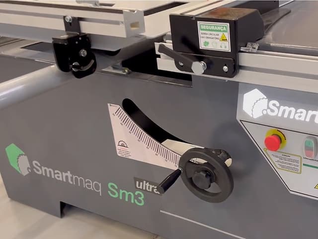 Esquadrejadeira Sm3 Ultra: painel de comando e volante de inclinação